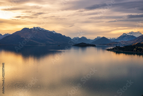 Cuadro en lienzo Vibrant dusk cloudscape over Lake Te Anau on the way to Milford Sound
