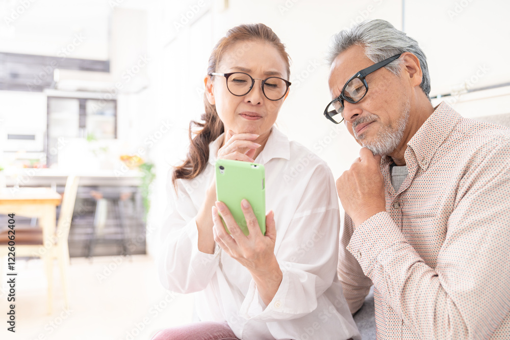 スマホを見るシニアカップル　トラブル