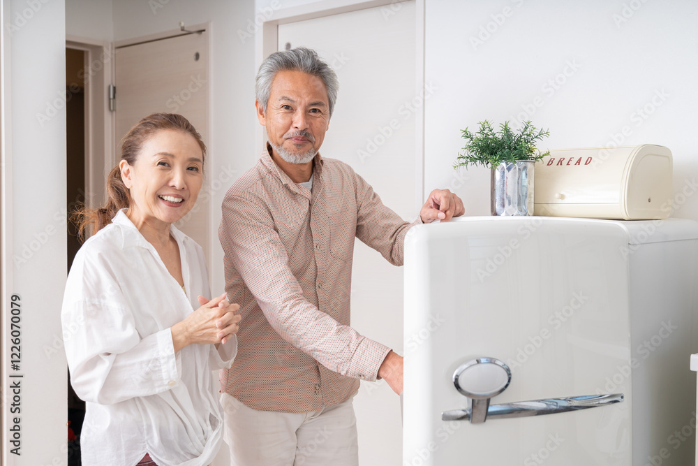 Fototapeta premium 冷蔵庫の中を見るシニアカップル