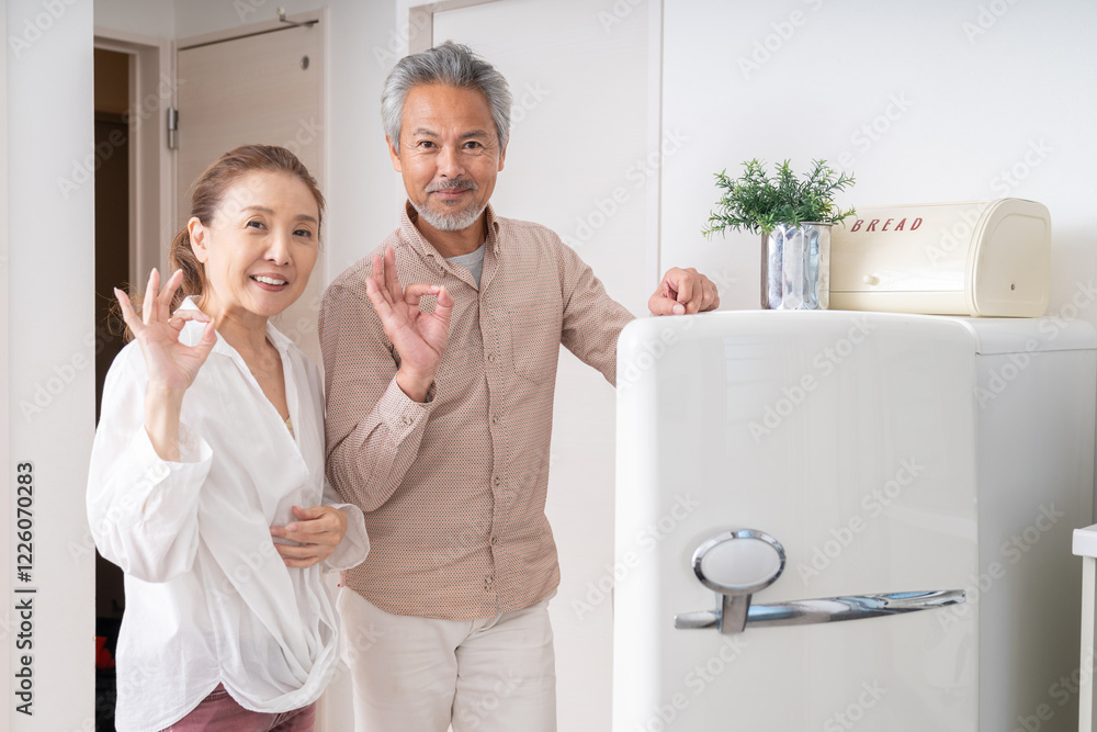 Fototapeta premium 冷蔵庫の中を見るシニアカップル