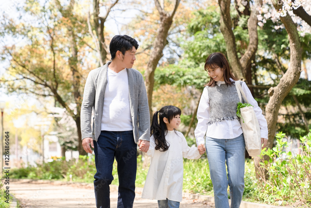 公園を散歩する家族 公園を散歩する家族