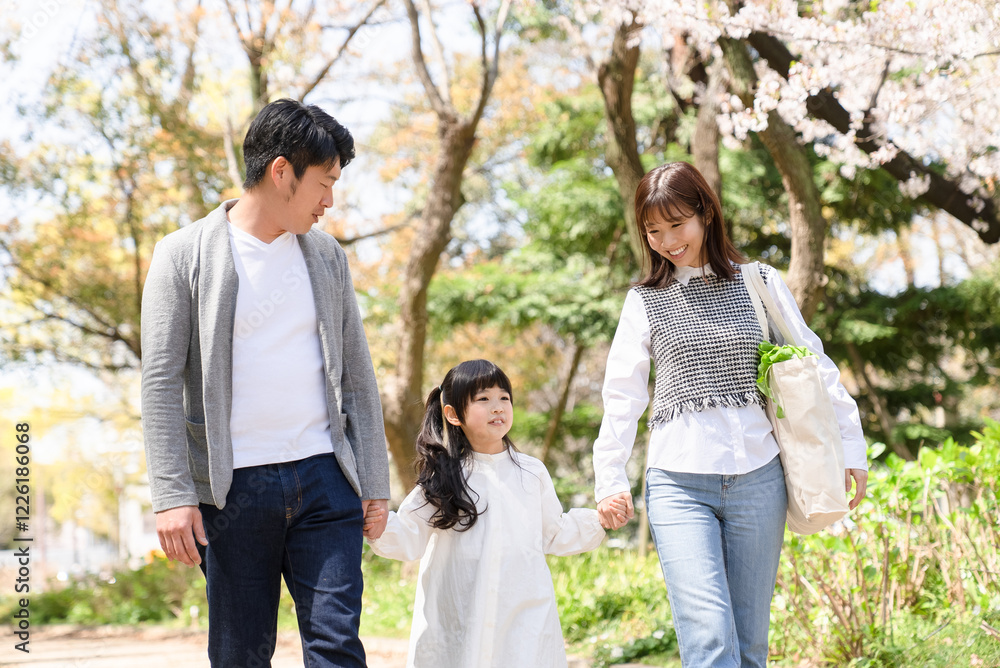 公園を散歩する家族