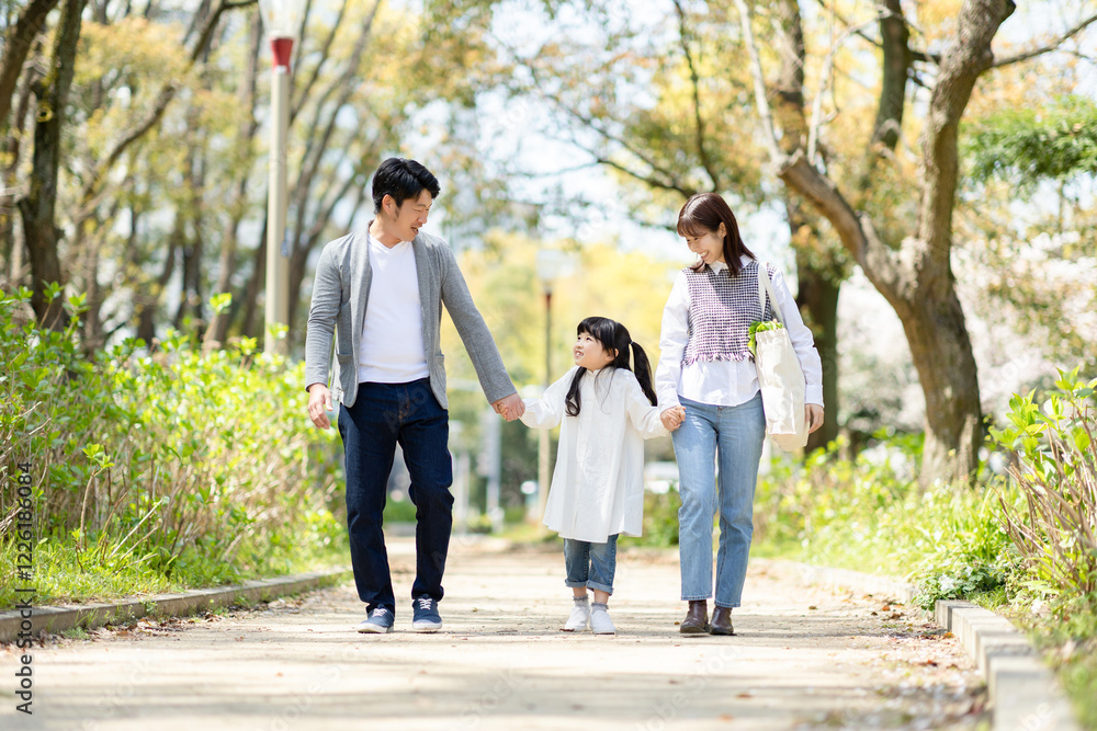 公園を散歩する家族