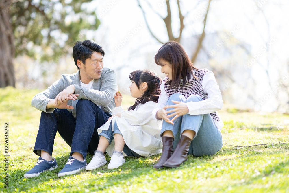 公園でくつろぐ家族 公園でくつろぐ家族