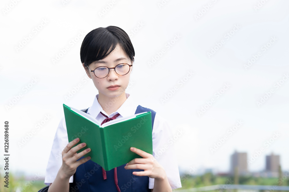 本を読む女子高生
