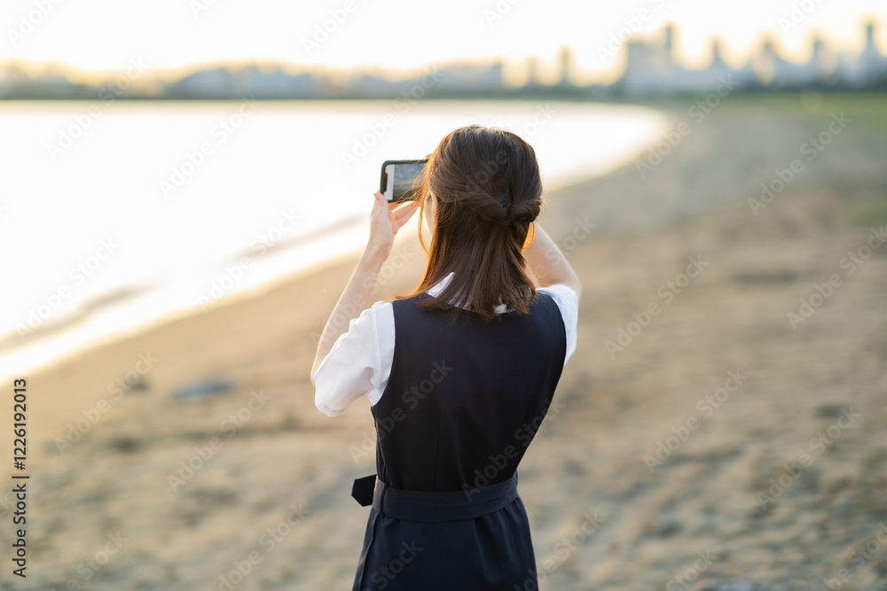 スマートフォンで景色を撮影するアジア人女性の高校生
