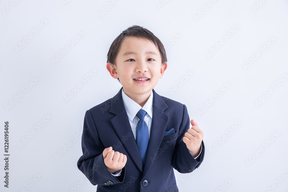 ガッツポーズをする男の子