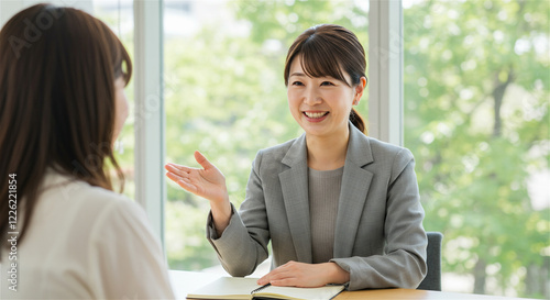 商談するビジネスウーマン 営業