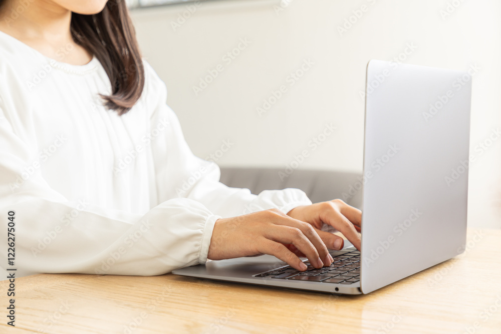 Naklejka premium タイピングをするアジア人女性の手元02