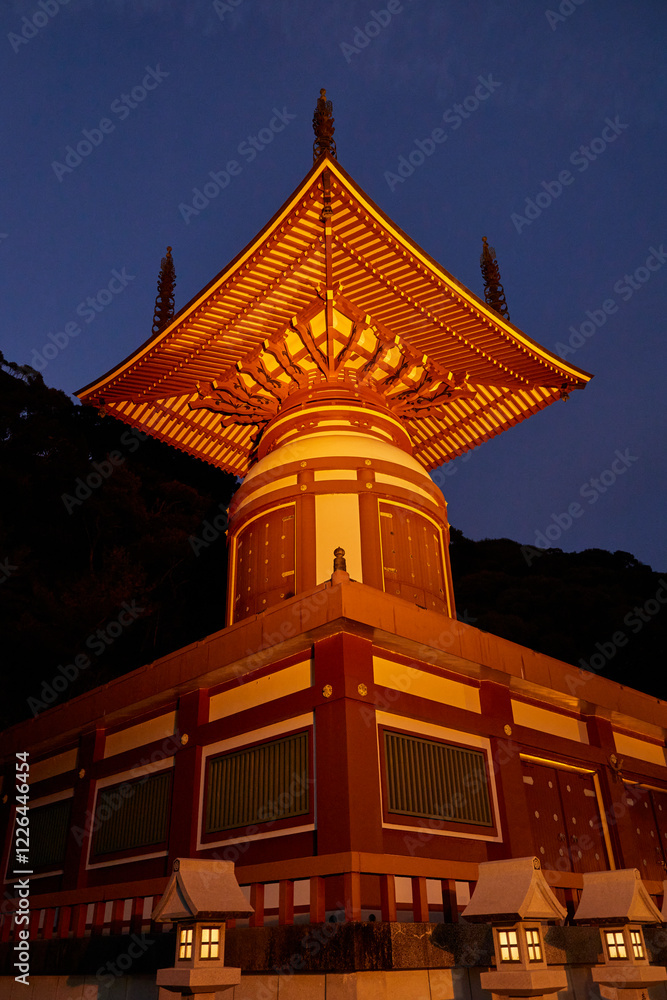 Fototapeta premium 夜明け前の四国遍路二十三番札所 薬王寺