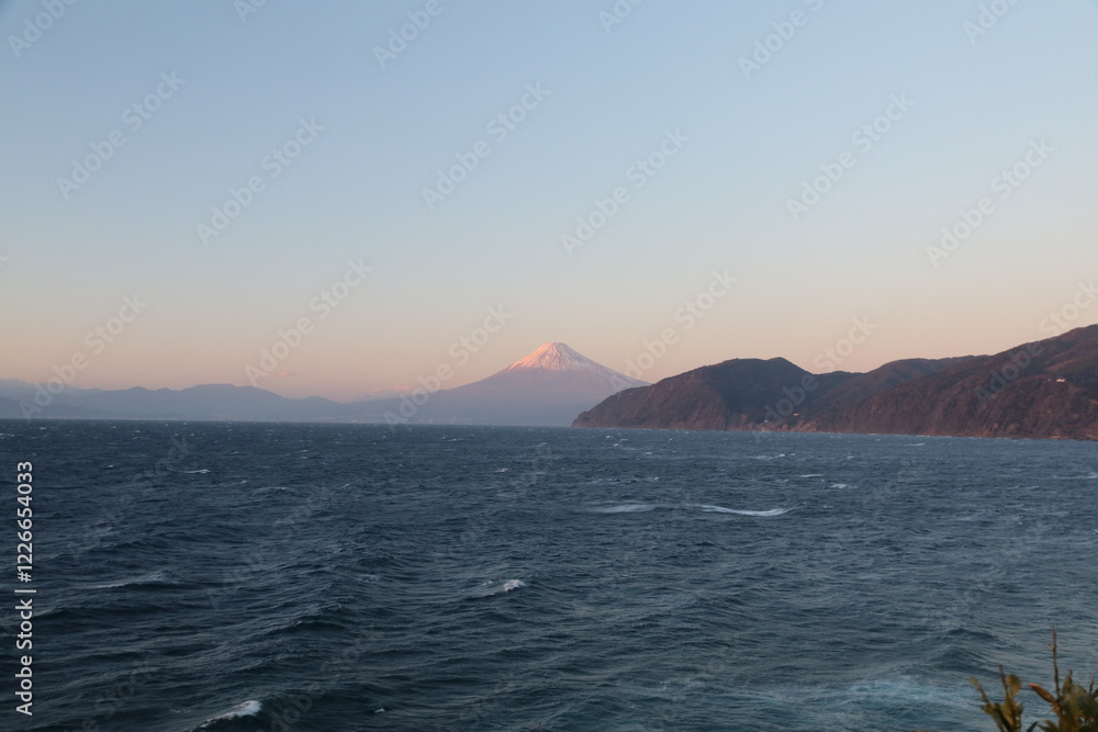 西伊豆の海。伊豆市にある八木沢富士見駐車場より、夕日に染まる富士山を望む 西伊豆の海。伊豆市にある八木沢富士見駐車場より、夕日に染まる富士山を望む