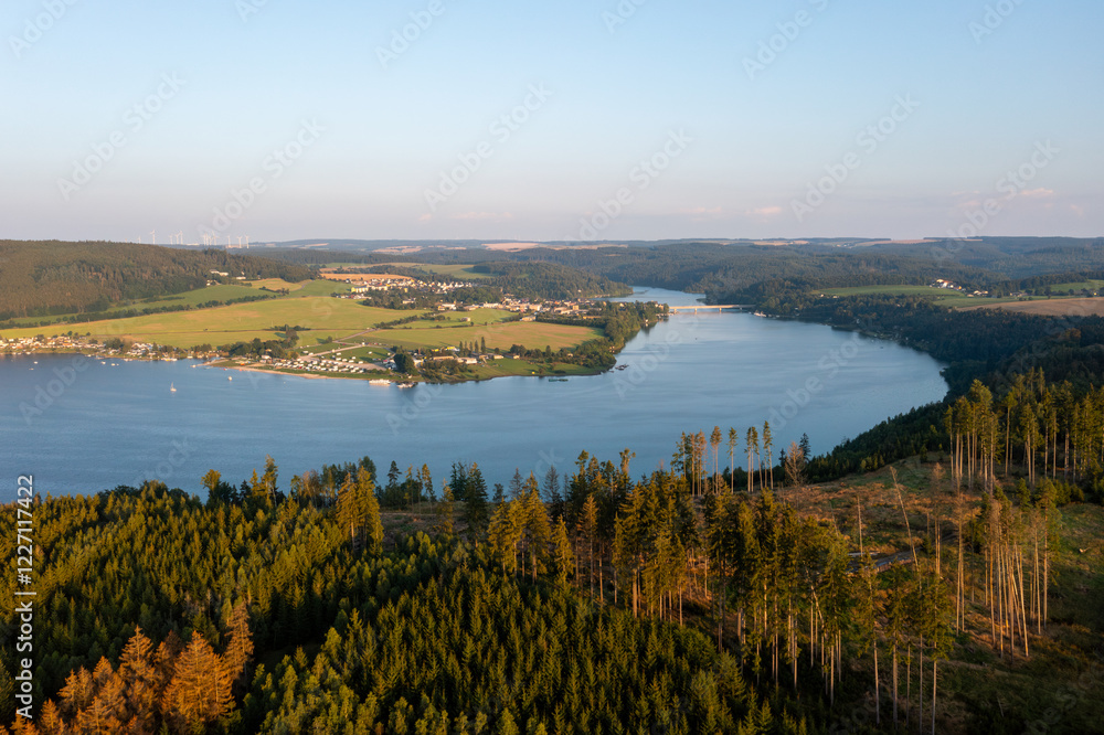 Obraz premium Bleiloch Dam in Thuringia, Germany in summer from the air with SUP