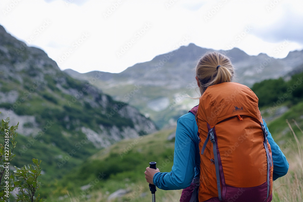 Naklejka premium Exploring mountain trails in the scenic countryside