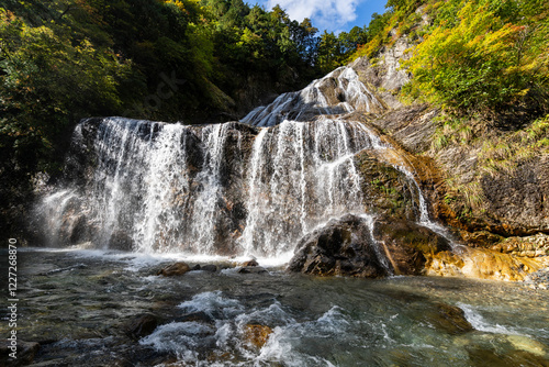 紅葉の白山白川郷ホワイトロード・姥ヶ滝