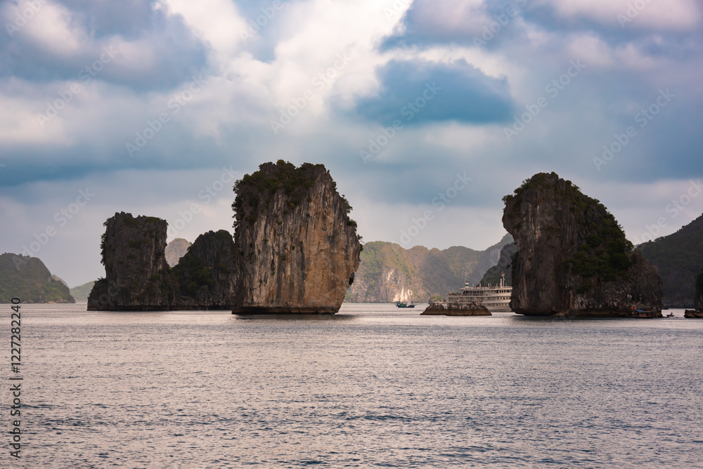Naklejka premium Beautiful landscape of Ha Long bay in Vietnam with islands and boats