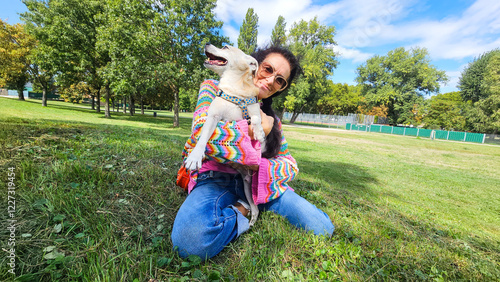 Frau mit ihrem besten Freund im Sommer  photo