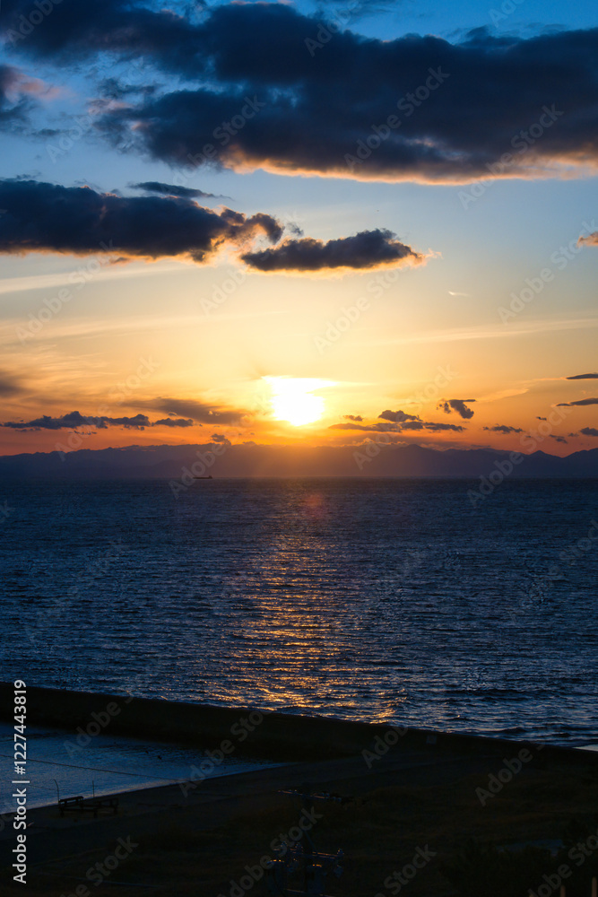 Obraz premium 海に沈むオレンジ色の美しい夕焼け