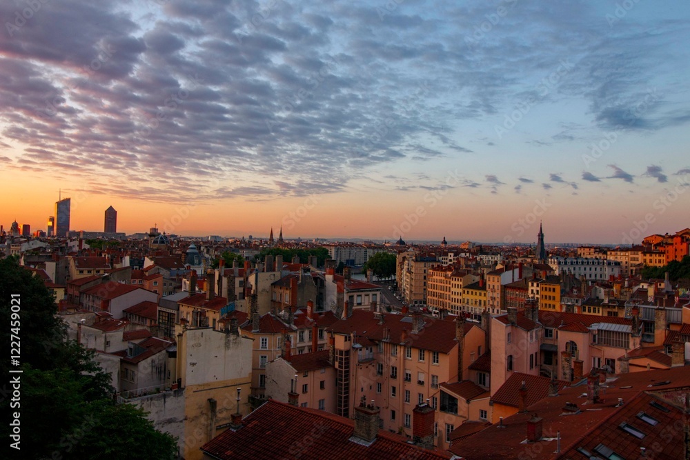 Obraz premium Lever de soleil sur la ville