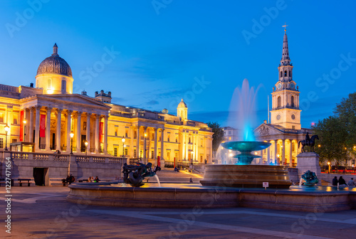 Obraz na płótnie Trafalgar square with National Gallery at sunset, London, UK w salonie
