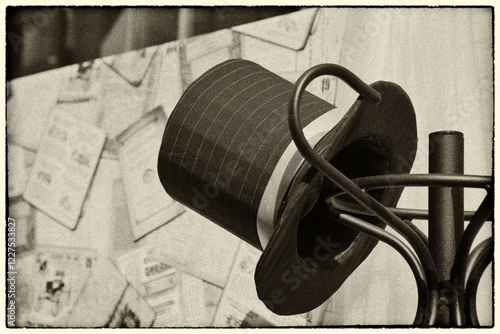 Foto An image of a top hat hanging on a coat rack, stylized to look like an old black