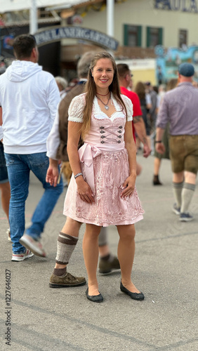 Junge Frau im rosa Dirndl auf dem Oktoberfest