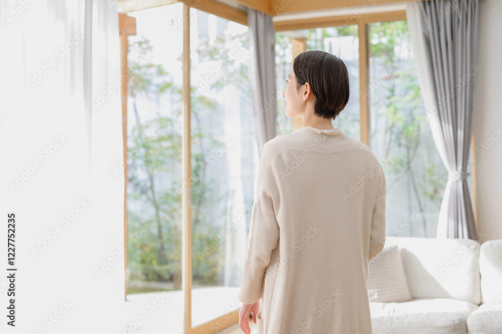 カーテンを開ける女性 カーテンを開ける女性