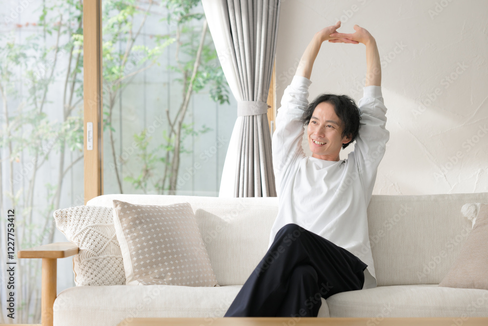 リビングでくつろぐ男性 リビングでくつろぐ男性