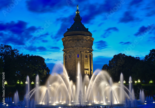 Mannheimer Wasserturm mit Springbrunnen