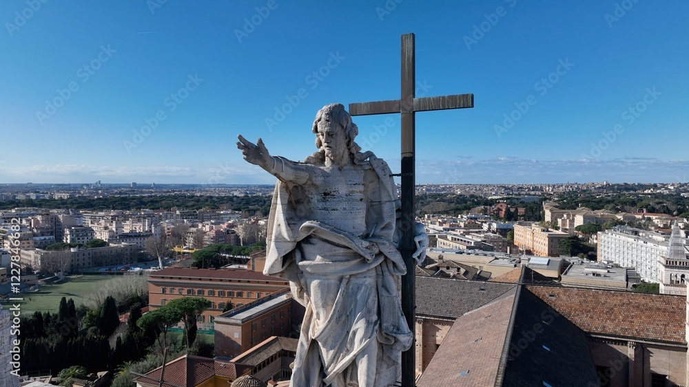 Fototapeta premium Controluce sulla basilica di San Giovanni in Laterano a Roma Vista aerea della facciata e delle statue sul tetto della basilica