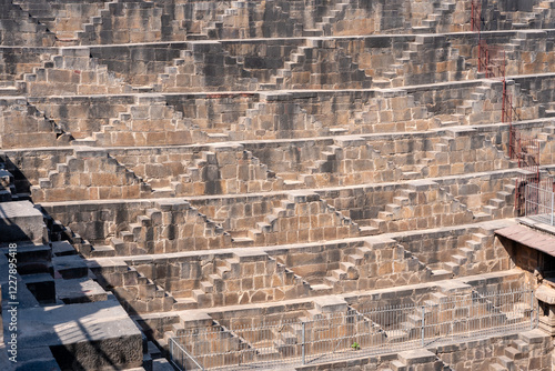 Stufen vom Chand Baori Stufenbrunnen in Abhaneri Rajasthan Indien photo