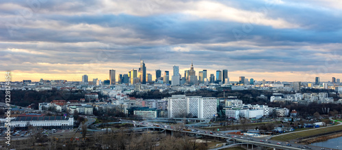 Warszawa, panorama miasta przy zachodzącym słońcu
