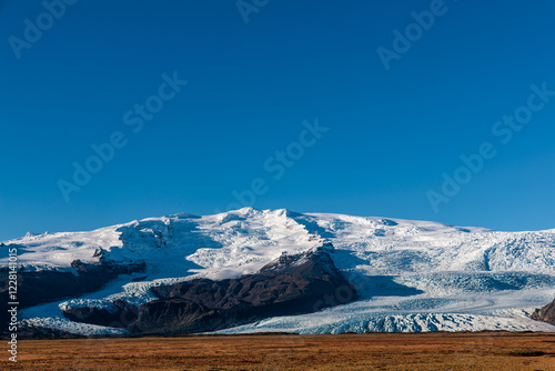 Obraz na płótnie Glacier on the mountain range above Jokulsarlon glacial lake on the island of Iceland w salonie
