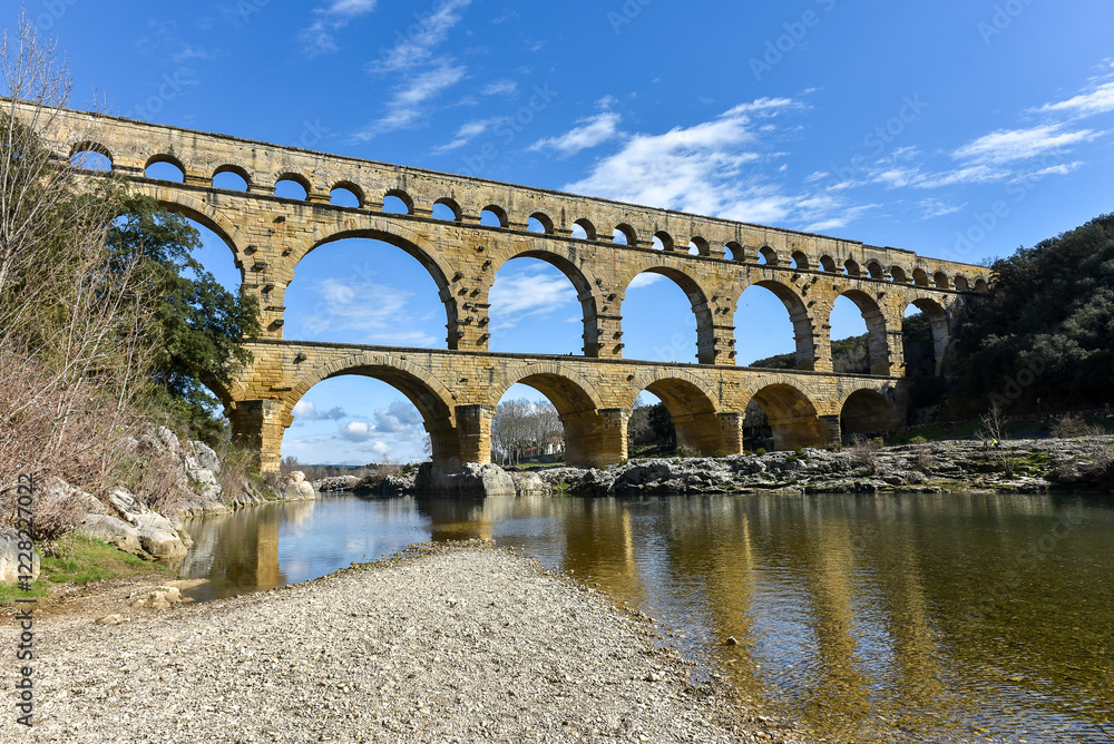 Fototapeta premium Le pont du gard en 3/4 profil.