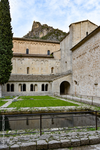 Le jardin du cloitre de l'abbaye de Gellone à Saint-Guilhem-le-Désert. photo