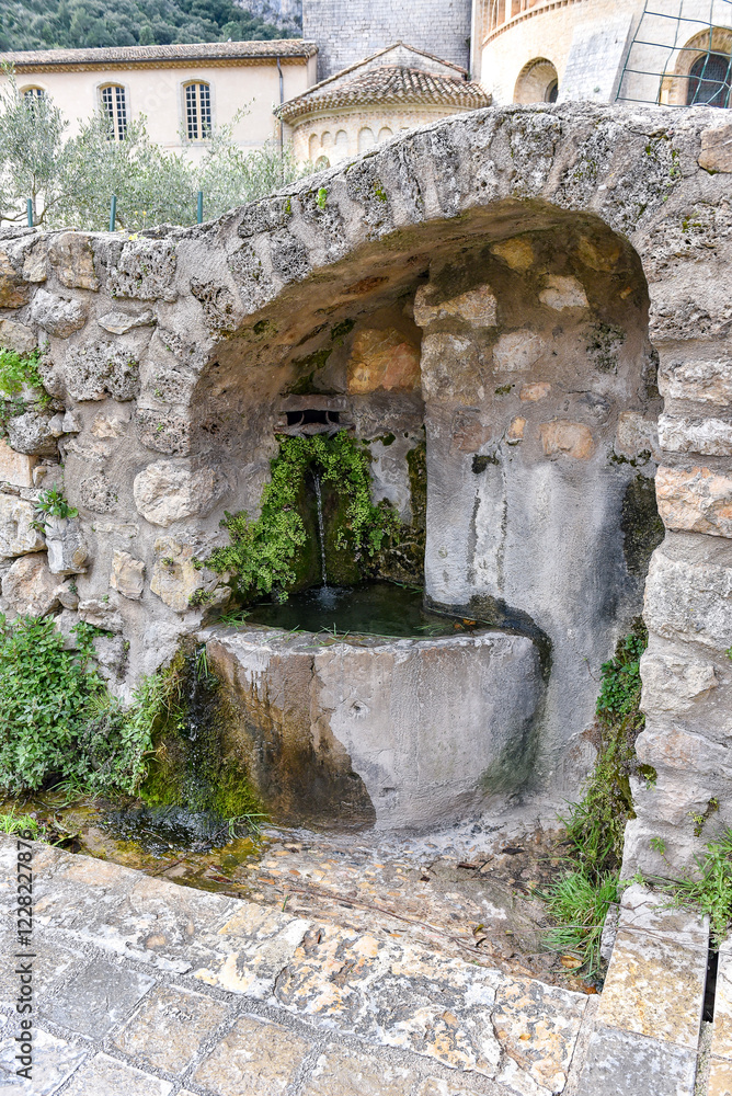 Fototapeta premium une fontaine de Saint-Guilhem-le-Désert (Hérault)