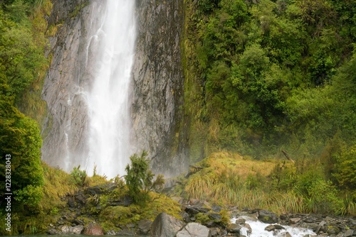 Obraz na plátne Thunder Creek Falls in Mount Aspiring National Park, New Zealand