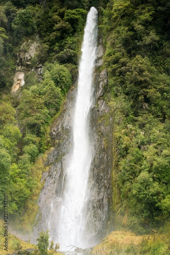 Obraz na plátne Thunder Creek Falls in Mount Aspiring National Park, New Zealand