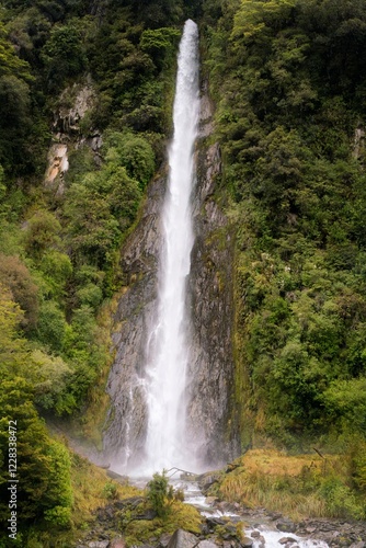 Foto Thunder Creek Falls in Mount Aspiring National Park, New Zealand