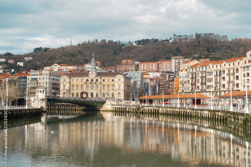 Naklejka premium Picturesque Riverside View of Bilbao with Historic Architecture