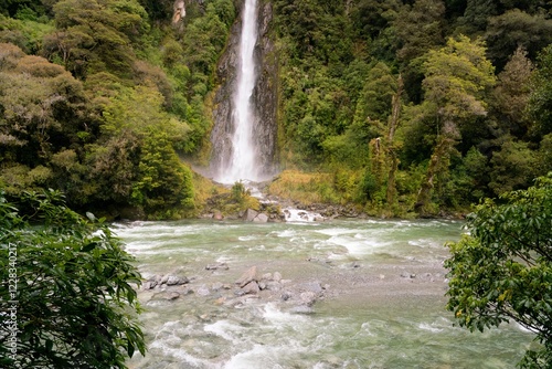 Bild auf Leinwand Thunder Creek Falls in Mount Aspiring National Park, New Zealand