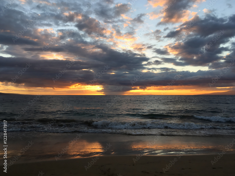 Obraz premium Sunset on the Beach in Hawaii. Tropical Island and Ocean View Photography