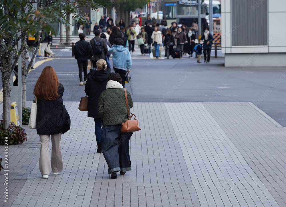 Obraz premium 冬の昼の大都市の街で歩く人々の姿