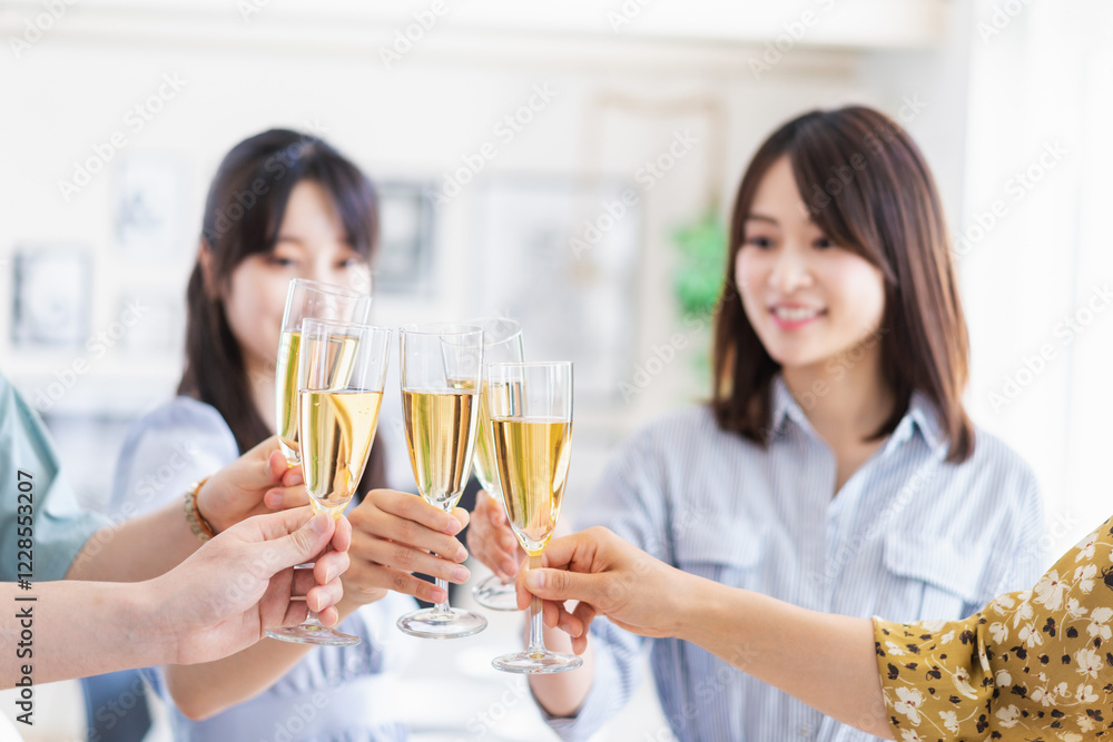 乾杯をする若い男女