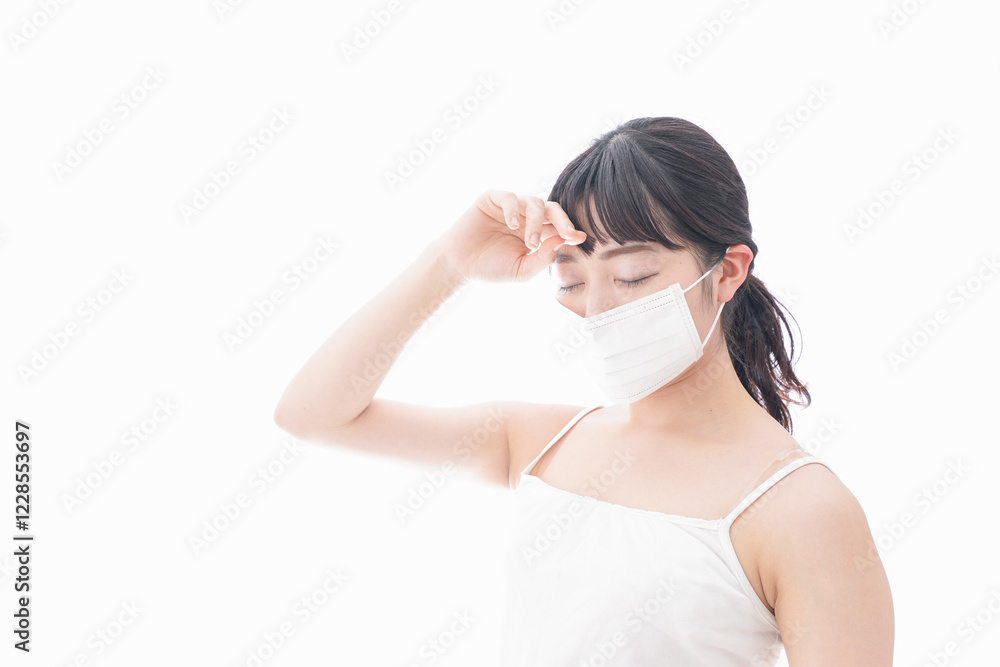 マスクをする若い女性