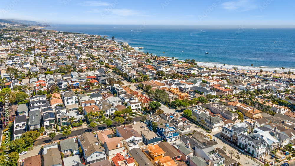 Fototapeta premium Luxury home, Newport Beach, ocean view, modern house, real estate, sunset photography, coastal property, high-end architecture, elegant design, premium listing, exterior lighting, waterfront home