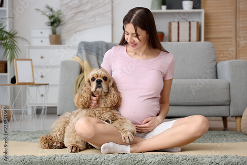 Sporty pregnant woman with ...