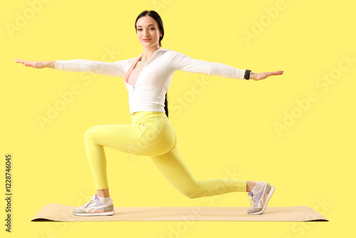 Portrait of sporty young wo...