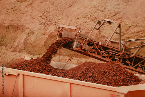 Photos Bauxite Mining, a process that gives life to infinite aluminum, green aluminum