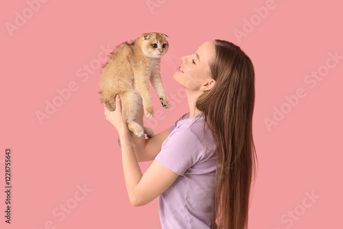Young woman with cute kitte...