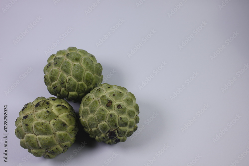 Obraz premium Isolated photo of Srikaya fruit. It has a sweet taste and there are lots of seeds